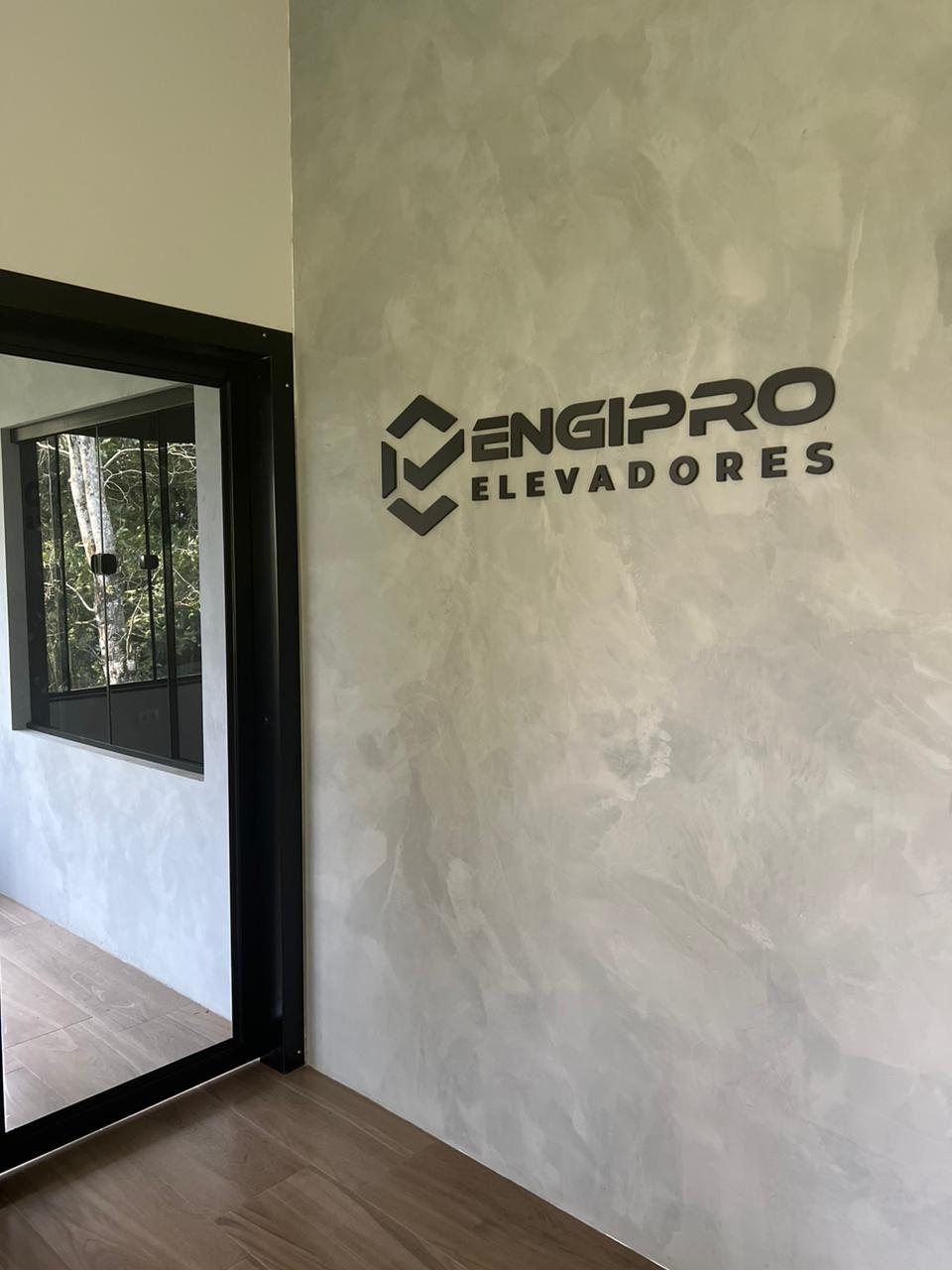 Frota de veículos da ENGIPRO Elevadores pronta para atendimento